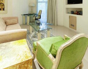 Living room suitable as workspace at the MM Grand Hotel Puebla, Tapestry Collection by Hilton.