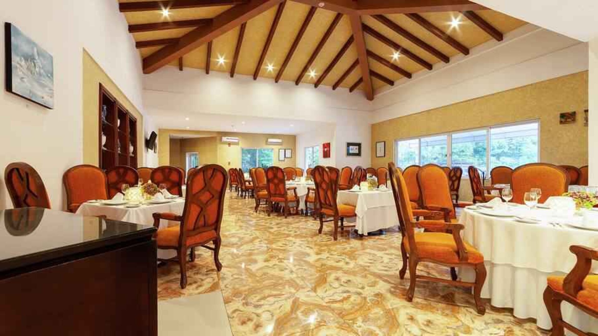 Dining area perfect for co-working at the MM Grand Hotel Puebla, Tapestry Collection by Hilton.