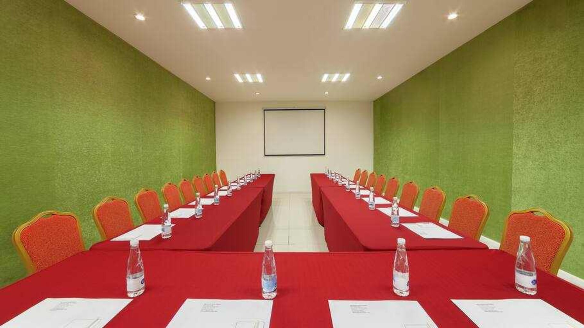 Meeting room with u shape table at the MM Grand Hotel Puebla, Tapestry Collection by Hilton.