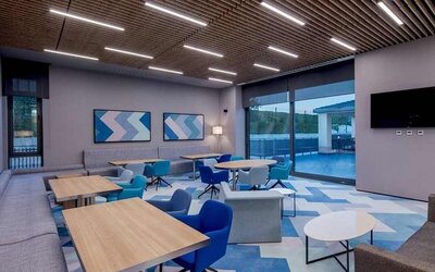 comfortable lobby and coworking space at Hampton by Hilton Istanbul Zeytinburnu.