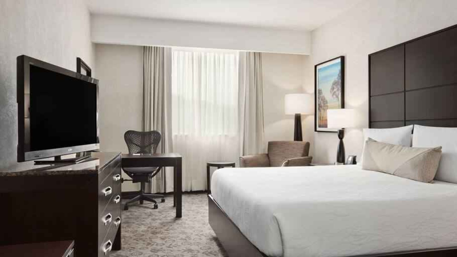 King bedroom with working station at the Hilton Garden Inn Tuxtla Gutierrez.