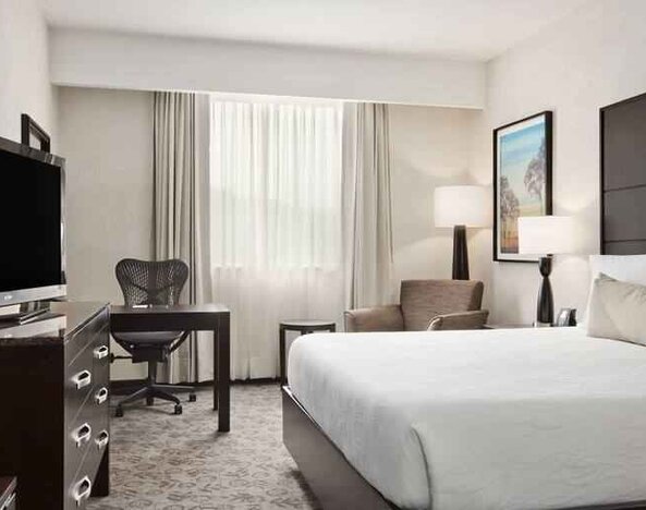 King bedroom with working station at the Hilton Garden Inn Tuxtla Gutierrez.