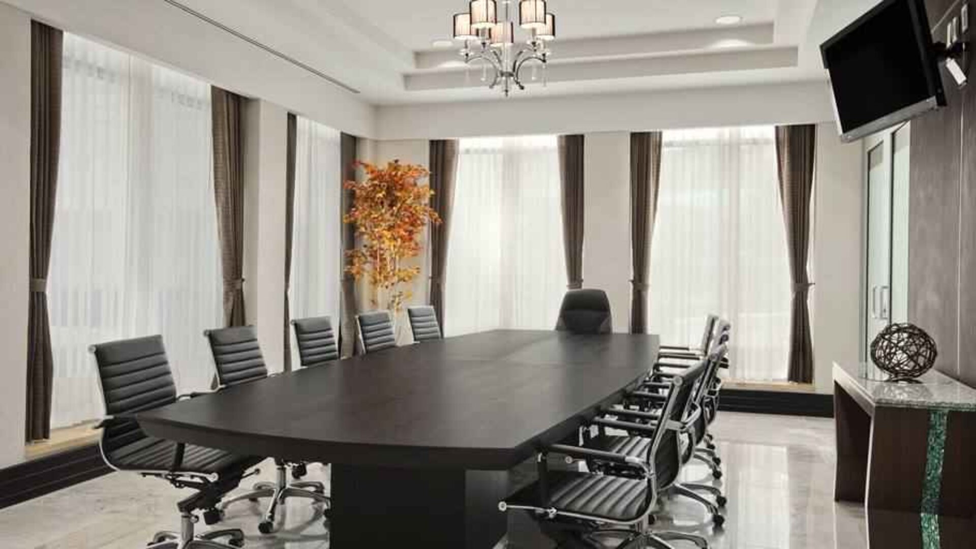 Meeting room with TV screen at the Hilton Garden Inn Tuxtla Gutierrez.