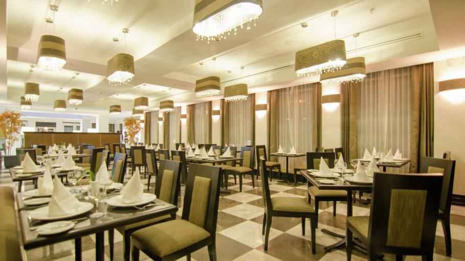 Dining area perfect for co-working at the Hilton Garden Inn Tuxtla Gutierrez.