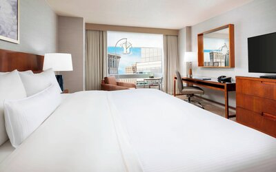 Room, 1 King Bed, City View (Hearing Accessible)