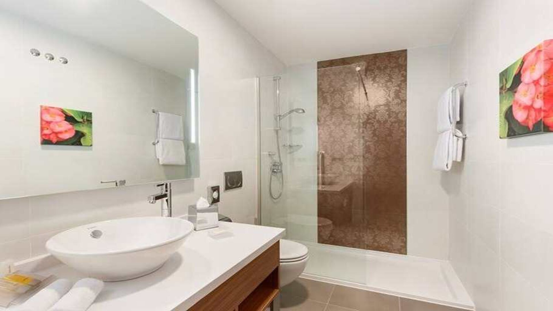 spacious king bathroom at Hilton Garden Inn Sevilla.