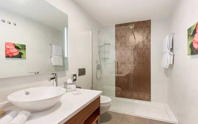 spacious king bathroom at Hilton Garden Inn Sevilla.