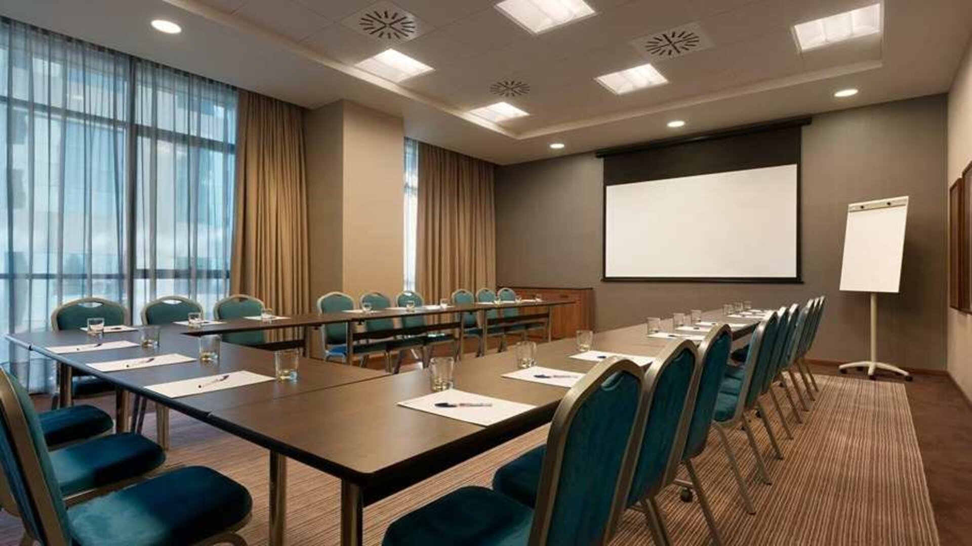 professional meeting room at Hilton Garden Inn Sevilla.