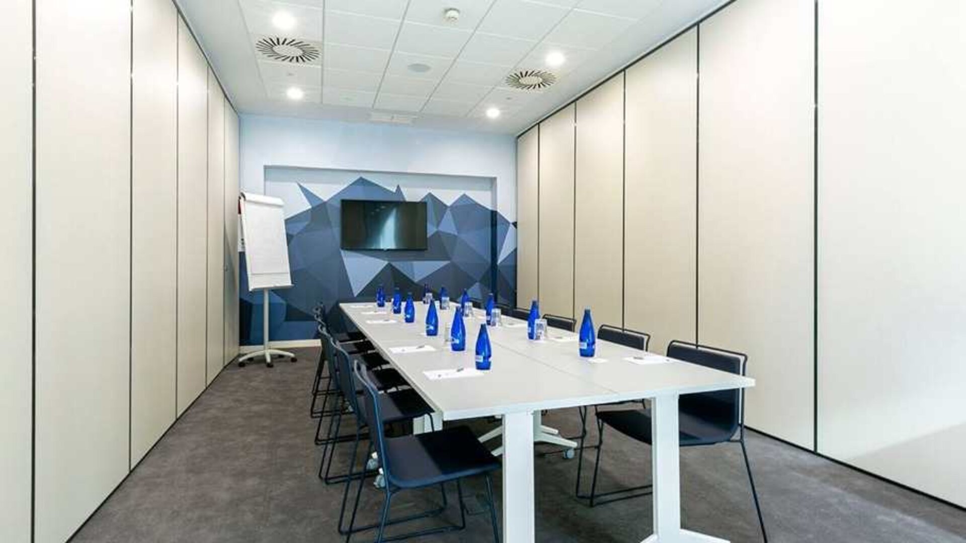 professional meeting room at Hampton by Hilton Alcobendas Madrid.