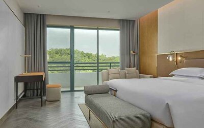 king suite with lounge, desk, and chair at Hilton Guangzhou Science City.