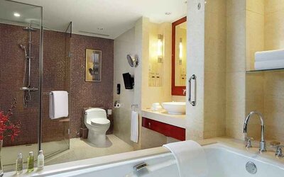 spacious luxury bath and shower at Hilton Guangzhou Science City.