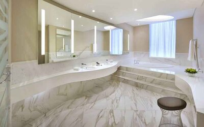 Large bathroom at the DoubleTree by Hilton Doha - Old Town.