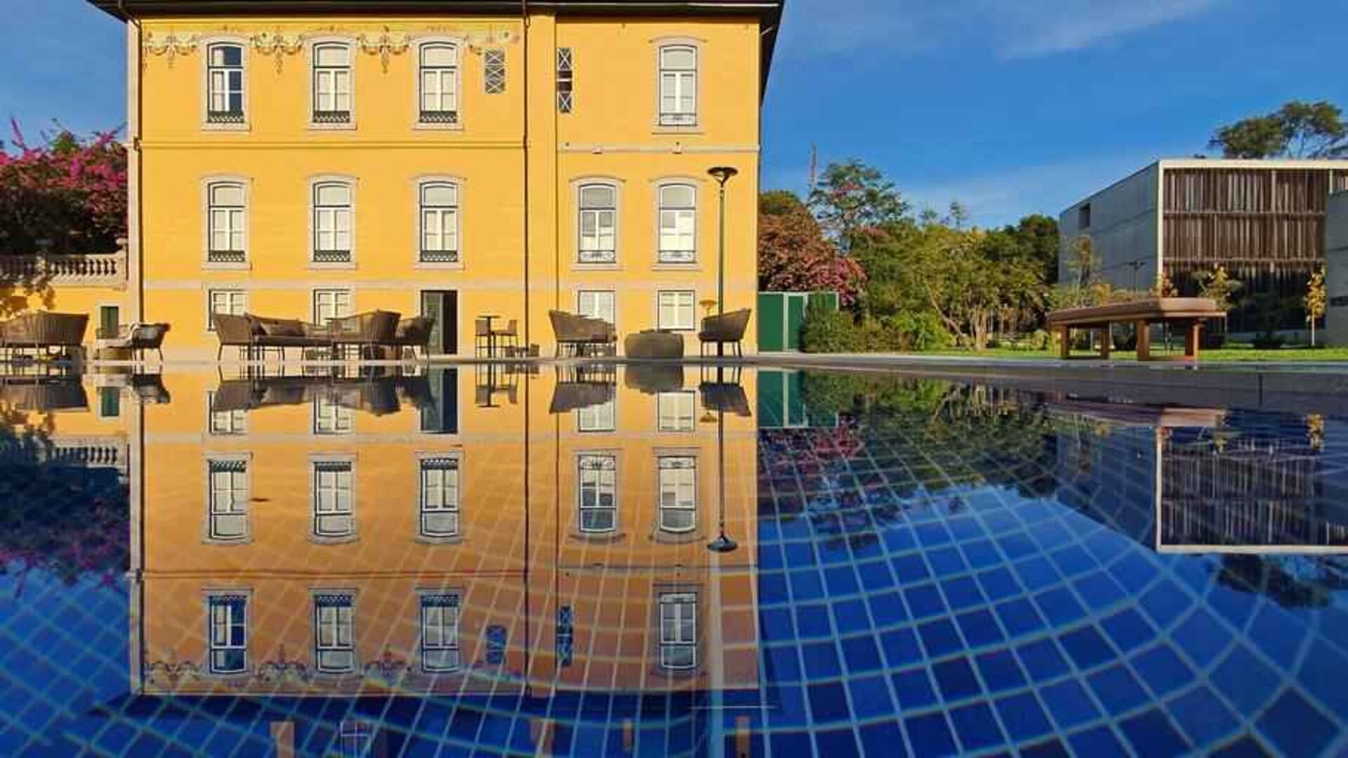 Outdoor patio suitable for co-working at the Boeira Garden Hotel Porto Gaia, Curio Collection by Hilton.