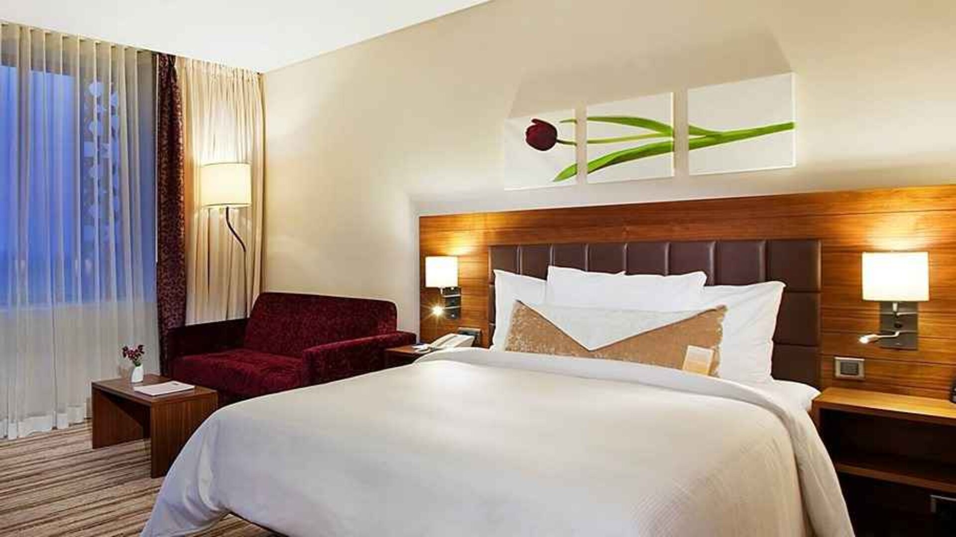 lovely king bedroom with comfortable couch at Hilton Garden Inn Konya, Turkey.