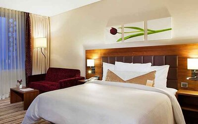 lovely king bedroom with comfortable couch at Hilton Garden Inn Konya, Turkey.