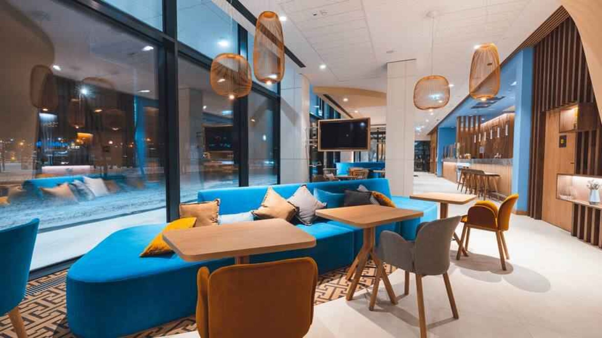 Lobby workspace at the Hampton by Hilton Warsaw Reduta.