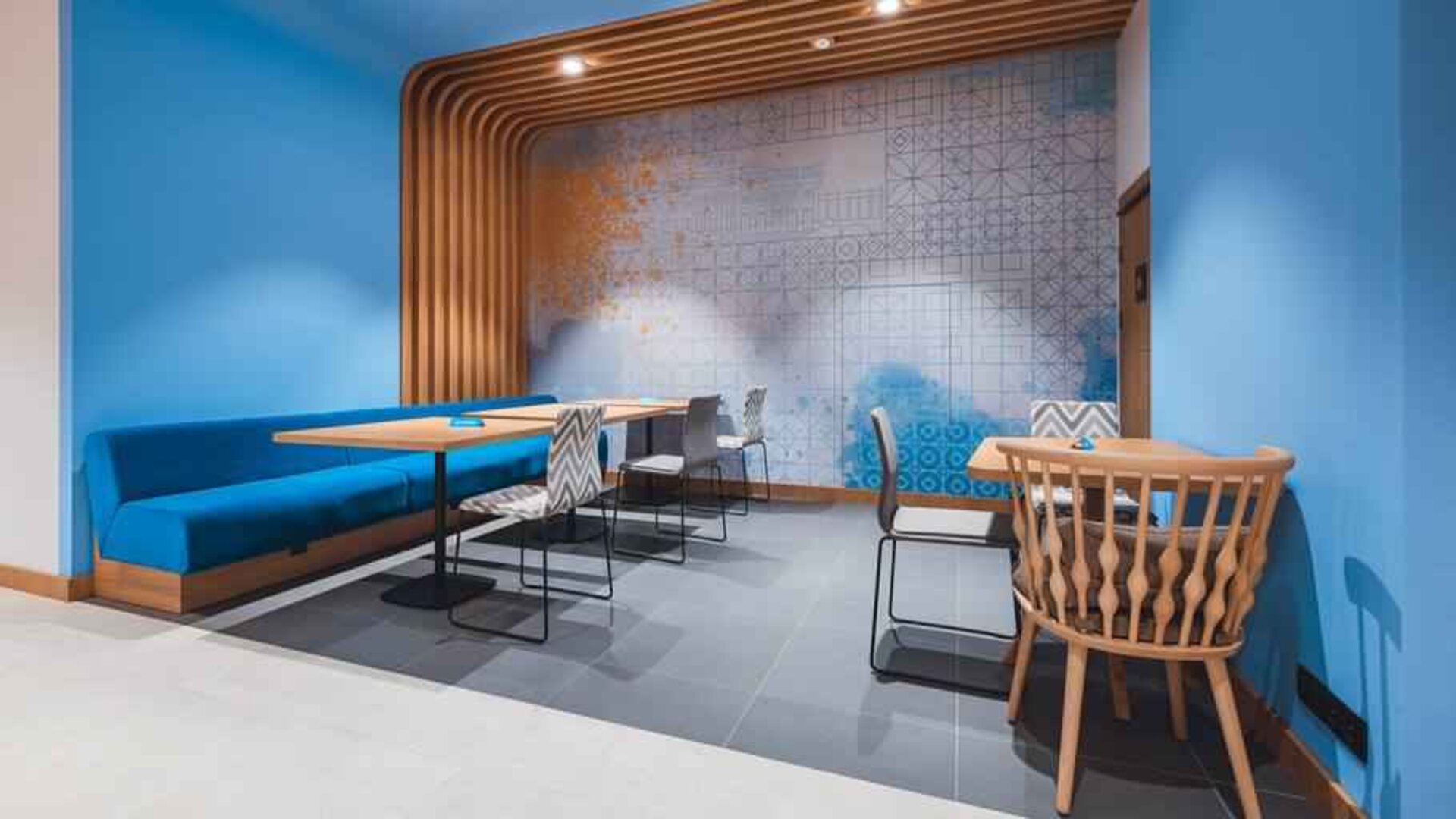 Hotel workspace at the Hampton by Hilton Warsaw Reduta.