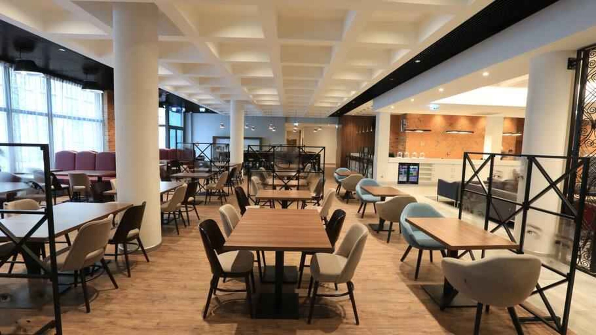 Dining area perfect for co-working at the Hampton by Hilton Gdansk Old Town.