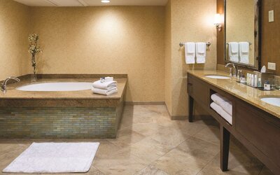 Standard Room, 1 King Bed, Balcony