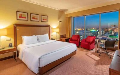 King bedroom with desk along the window at the Hilton Warsaw City.