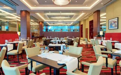 Dining area suitable for co-working at the Hilton Warsaw City.