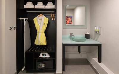 Staypineapple, Hotel FIVE, Downtown Seattle