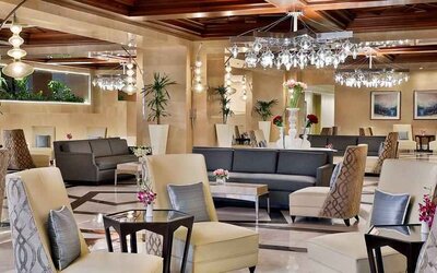 Hotel lobby woth sofas, tables and chairs at the Hilton Suites Makkah.