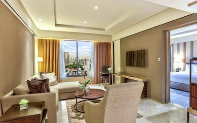 Living room with working station at the DoubleTree by Hilton Sukhumvit Bangkok.