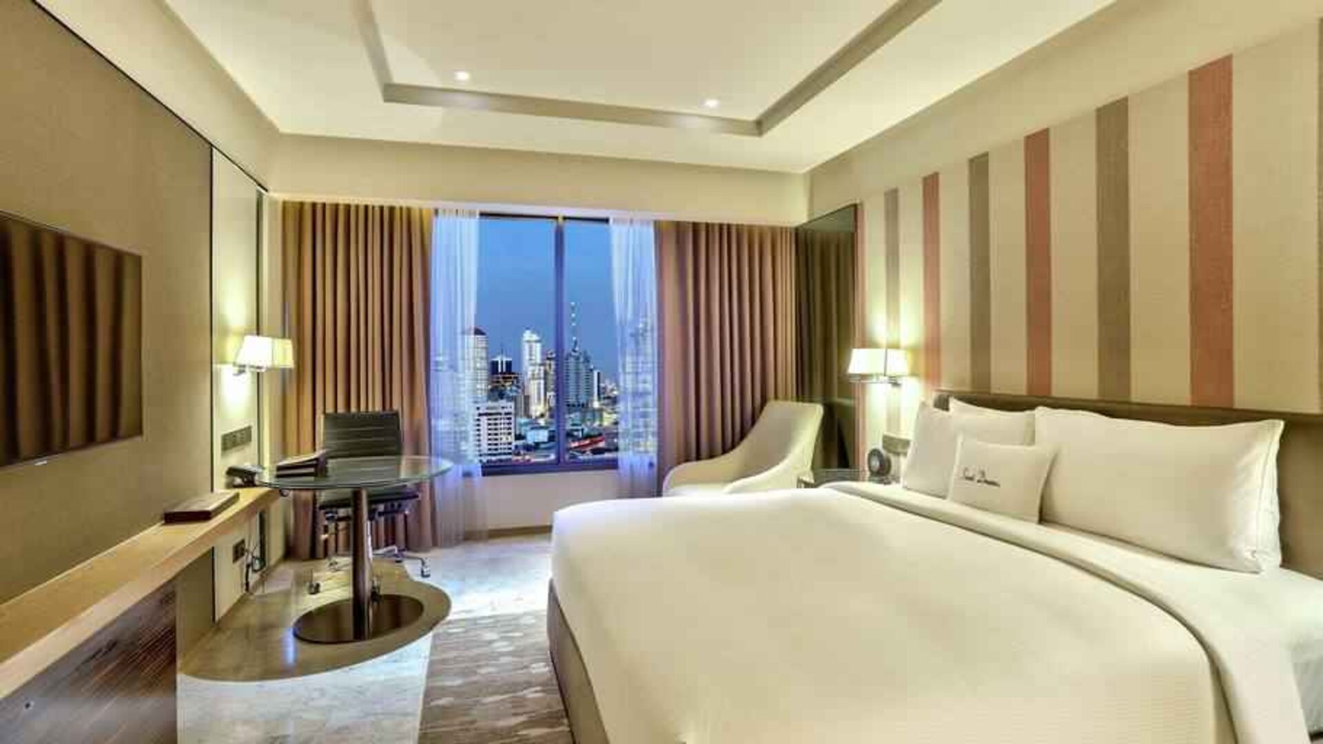 King bedroom with desk and TV screen at the DoubleTree by Hilton Sukhumvit Bangkok.