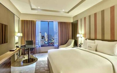 King bedroom with desk and TV screen at the DoubleTree by Hilton Sukhumvit Bangkok.