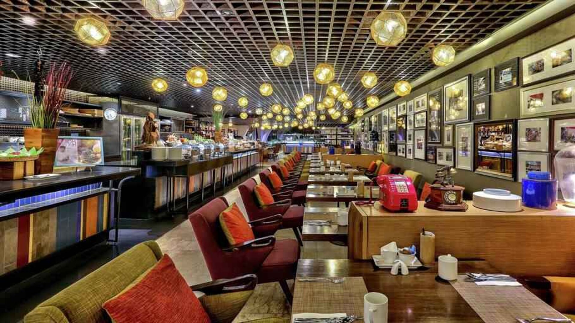 Dining area suitable for co-working at the DoubleTree by Hilton Sukhumvit Bangkok.