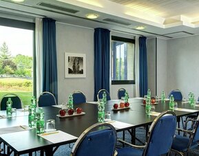professional meeting room with lots of natural light at Hilton Garden Inn Milan Malpensa.