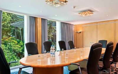 Small meeting room at the Hilton Zurich Airport.