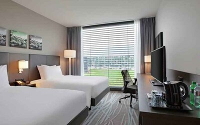 Twin room with desk and TV screen at the Hilton Garden Inn Zurich Limmattal.