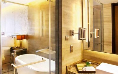 Guest bathroom with bath tub at the Hilton Colombo Residence.