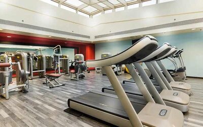 well equipped fitness center at Hilton Alexandria Green Plaza.