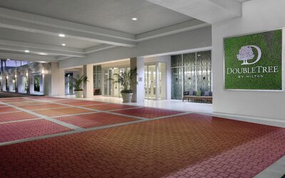 DoubleTree by Hilton at the Entrance to Universal Orlando