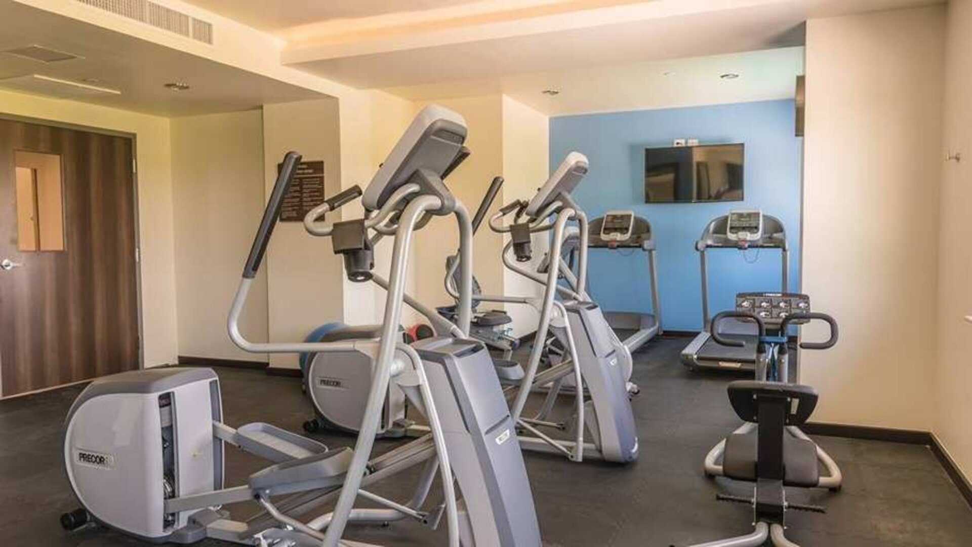 well equipped fitness center at Hampton Inn & Suites by Hilton Salamanca Bajio.