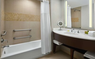 Room, 1 King Bed, Accessible, Bathtub