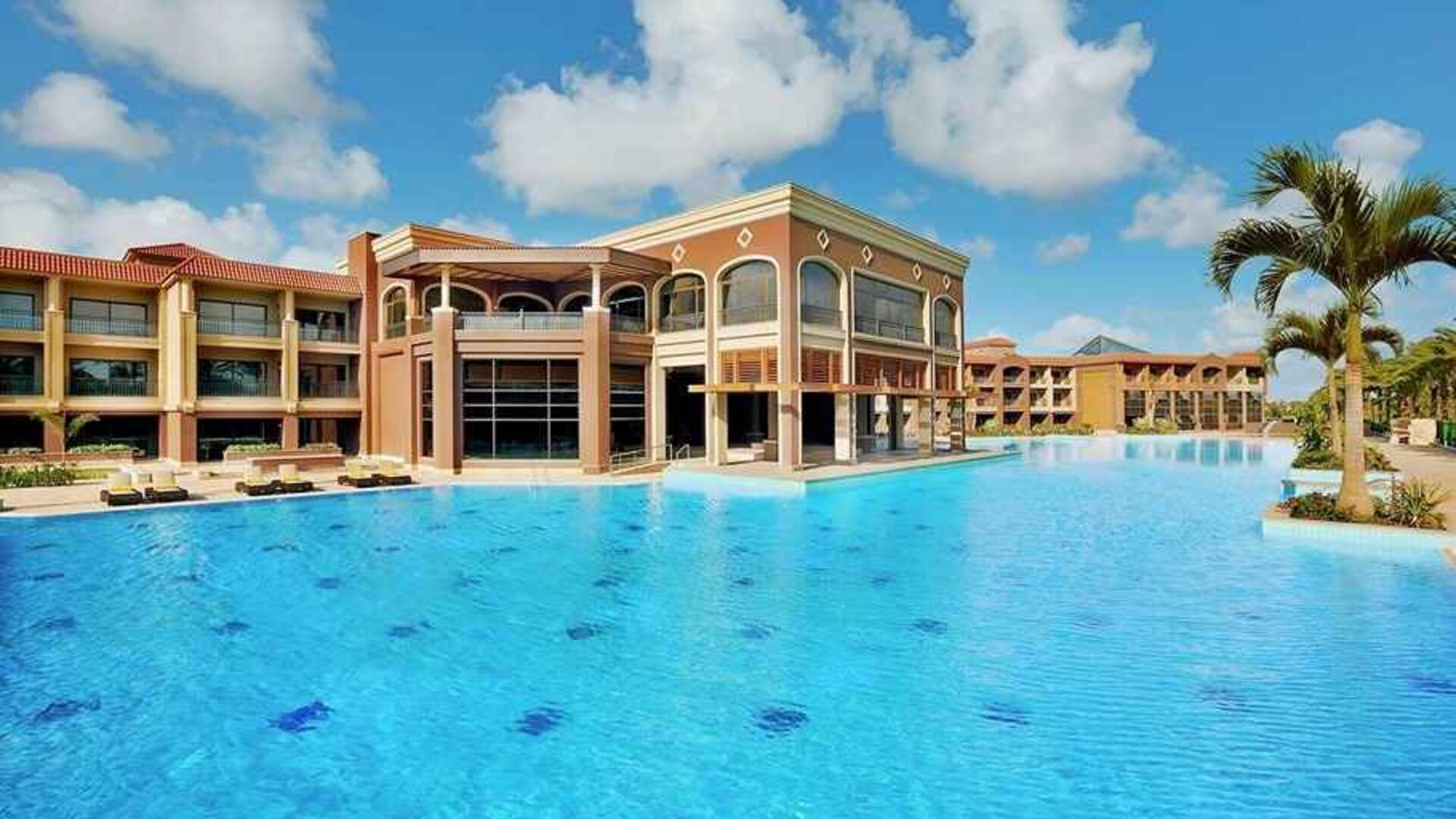 stunning outdoor pool with sunbeds at Hilton Alexandria King's Ranch.