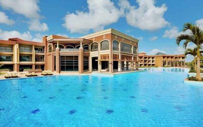 stunning outdoor pool with sunbeds at Hilton Alexandria King's Ranch.