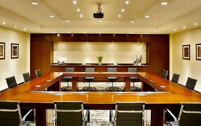professional meeting room at Hilton Alexandria King's Ranch.