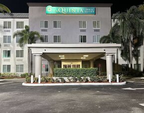 Evening exterior view of the hotel entrance, highlighting the property's welcoming atmosphere and convenient access for arriving guests.