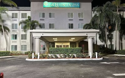 Evening exterior view of the hotel entrance, highlighting the property's welcoming atmosphere and convenient access for arriving guests.