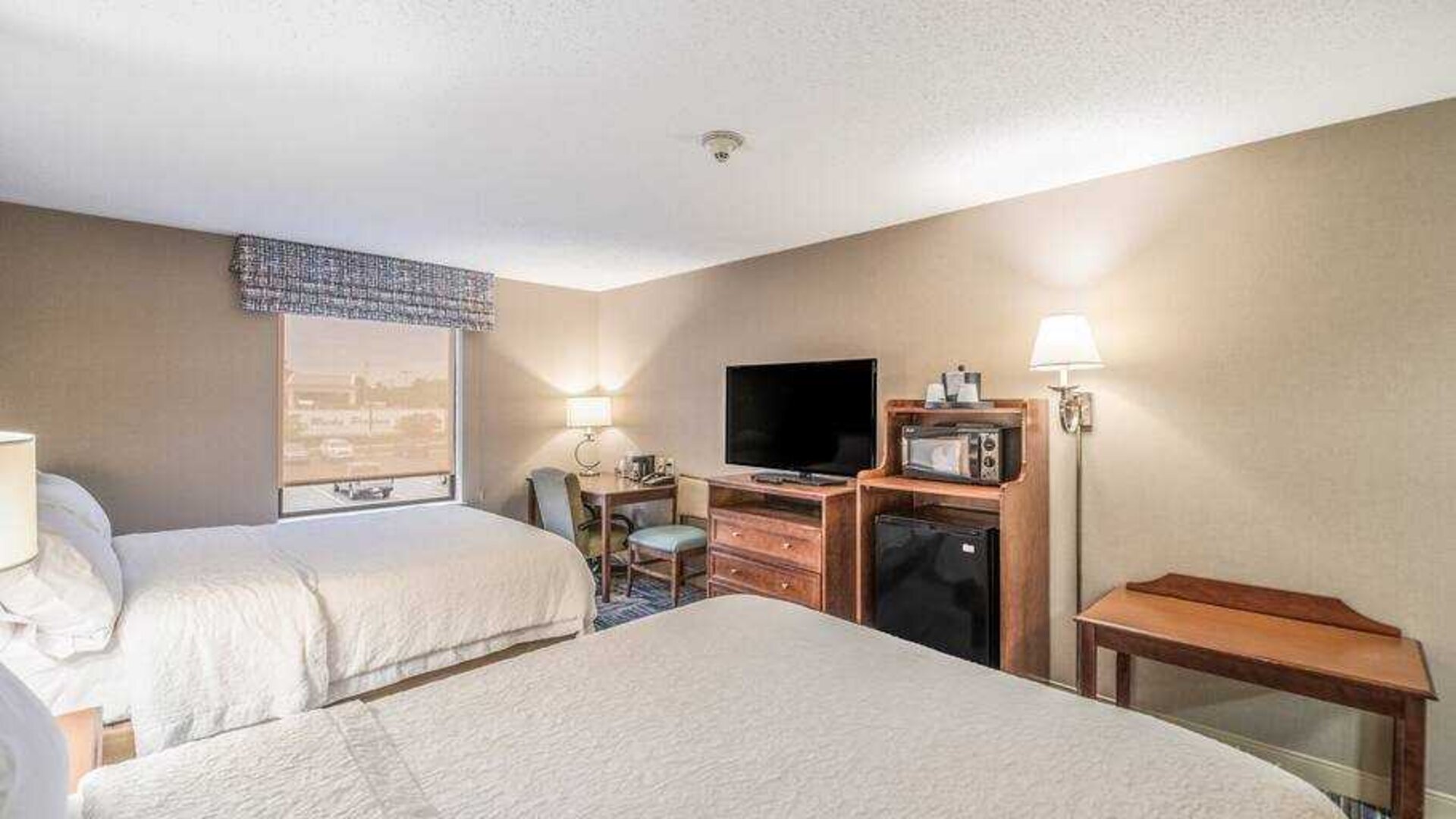 Twin room with working station at the Hampton Inn Greenfield.