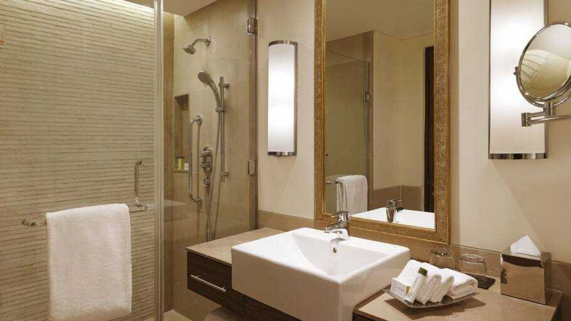 Guest bathroom at the DoubleTree by Hilton Agra.