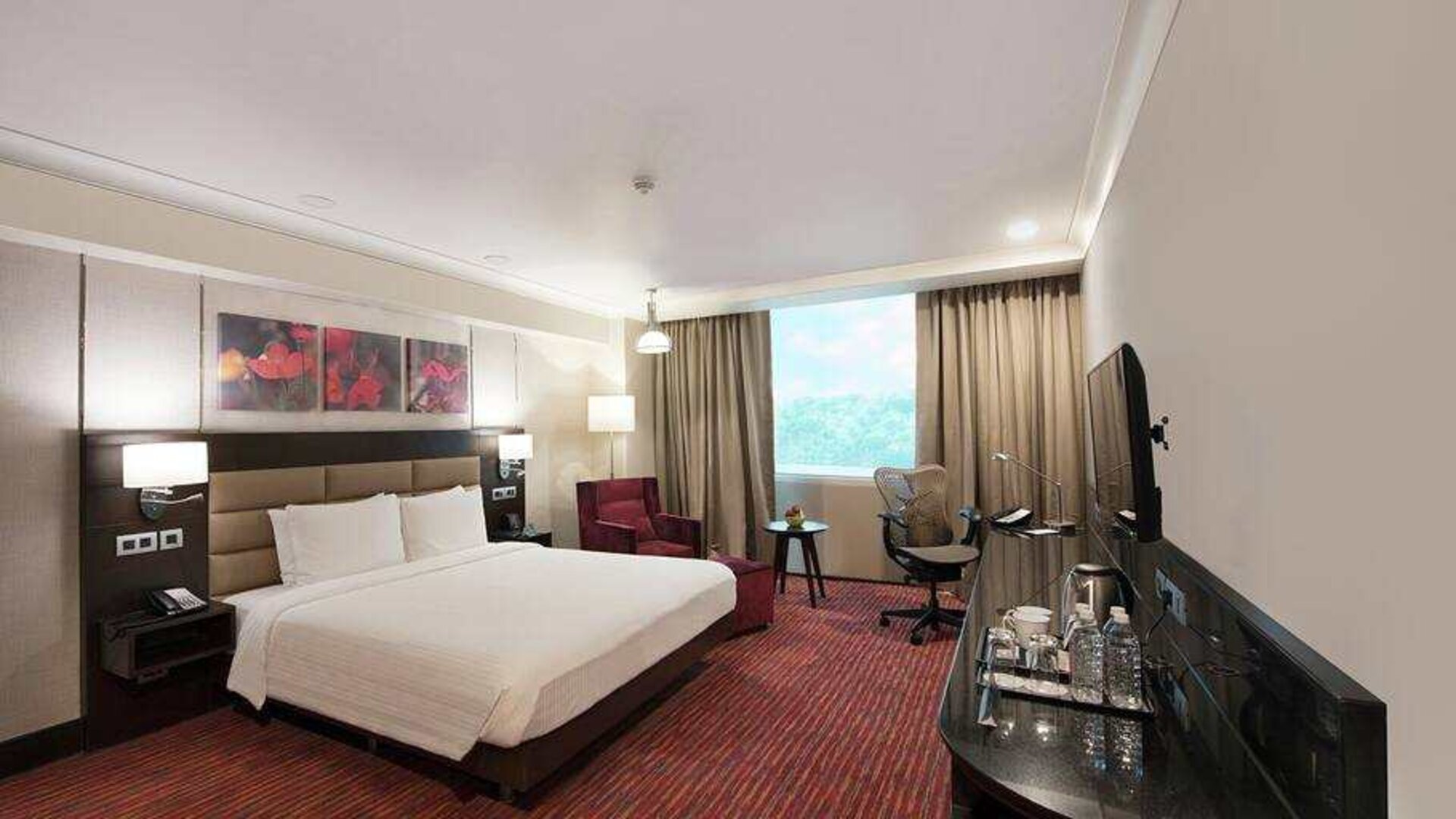 Spacious hotel room with working station at the Hilton Garden Inn New Delhi/Saket.