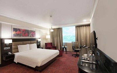 Spacious hotel room with working station at the Hilton Garden Inn New Delhi/Saket.