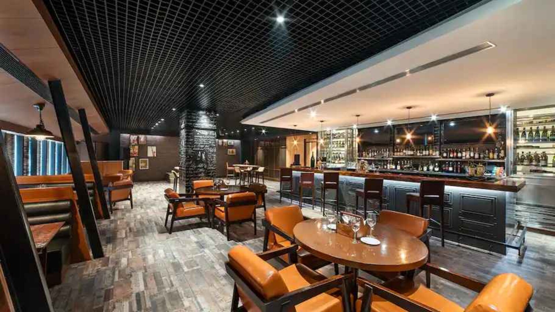 Dining area suitable for co-working at the Hilton Garden Inn New Delhi/Saket.