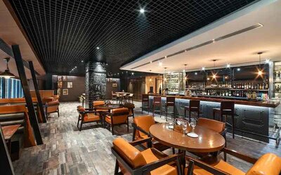 Dining area suitable for co-working at the Hilton Garden Inn New Delhi/Saket.